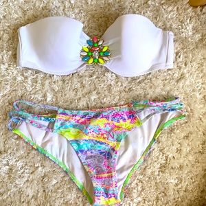 Gently worn Victoria’s Secret White Bikini set size 36B Small bottom.